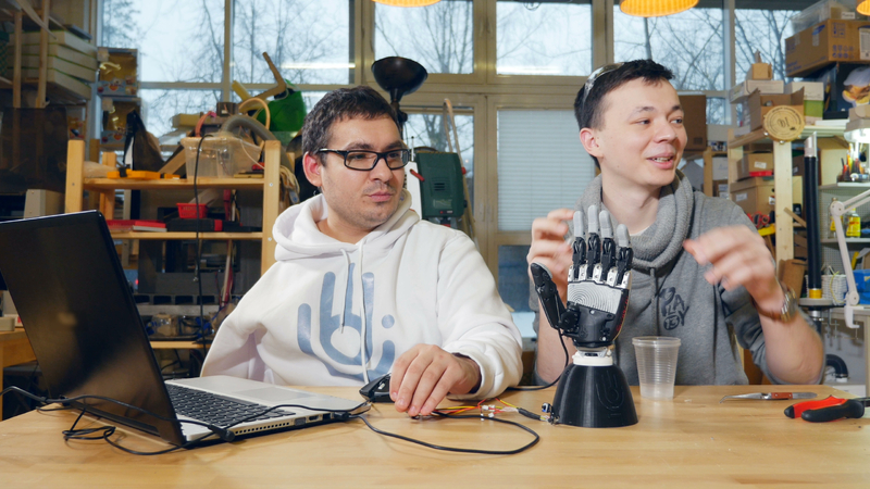 engineers-testing-the-robotic-bionic-arm-SBI-350711907-1