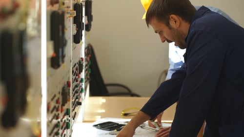 meeting-of-the-engineers-design-team-working-and-discussion-on-construction-project-SBI-350812723-1